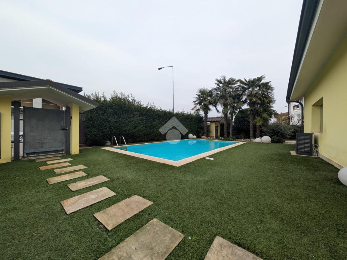 Вилла с 5 комнатами в Кавернаго, Италия № 231095