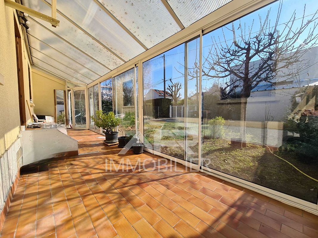 2 bedrooms House in Chatou, France No. 176660