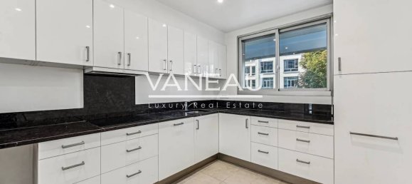 3 bedrooms Apartment in Paris, France No. 170113 8