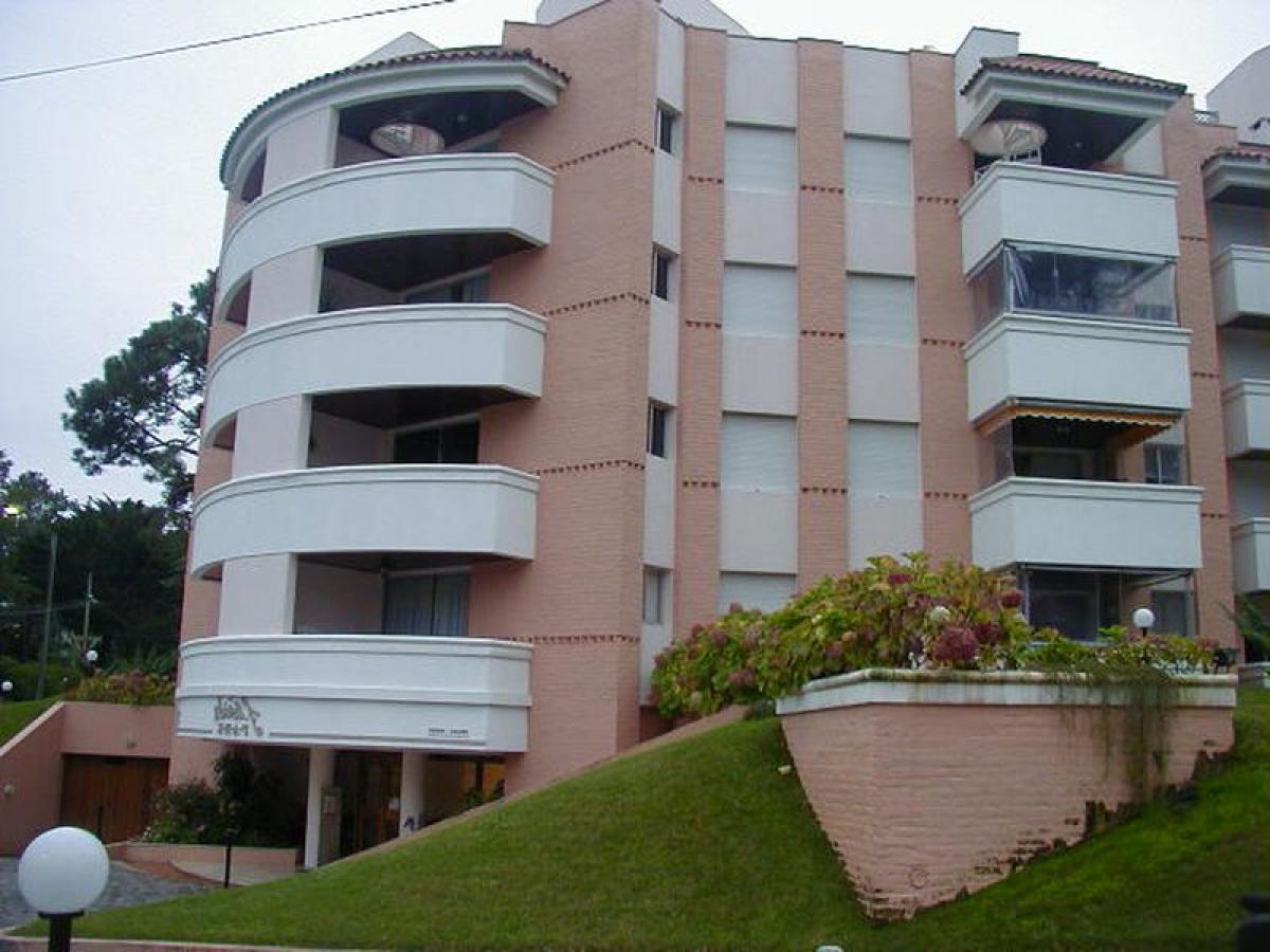 Apartamento de 3 dormitorios en Maldonado, Uruguay No. 6534