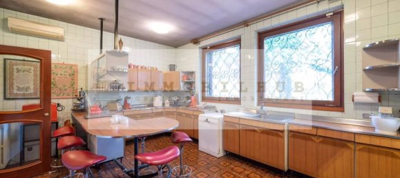 7 bedrooms Villa in Carate Brianza, Italy No. 314348 9