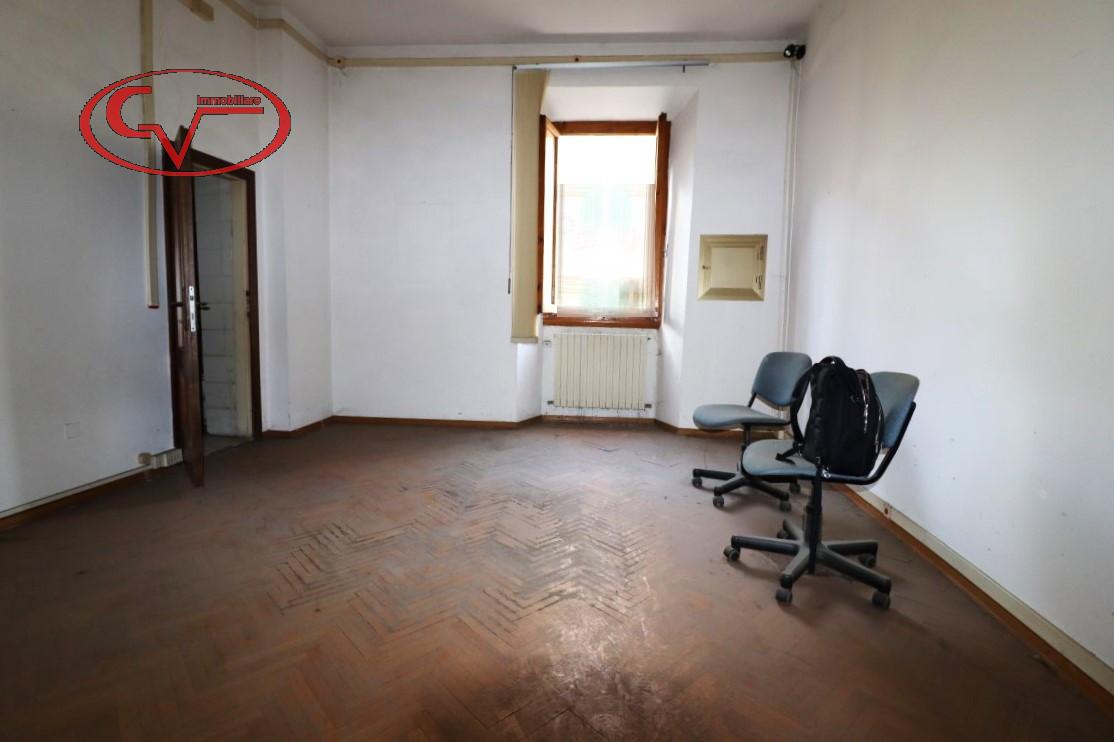 5 rooms Apartment in Montevarchi, Italy No. 224578