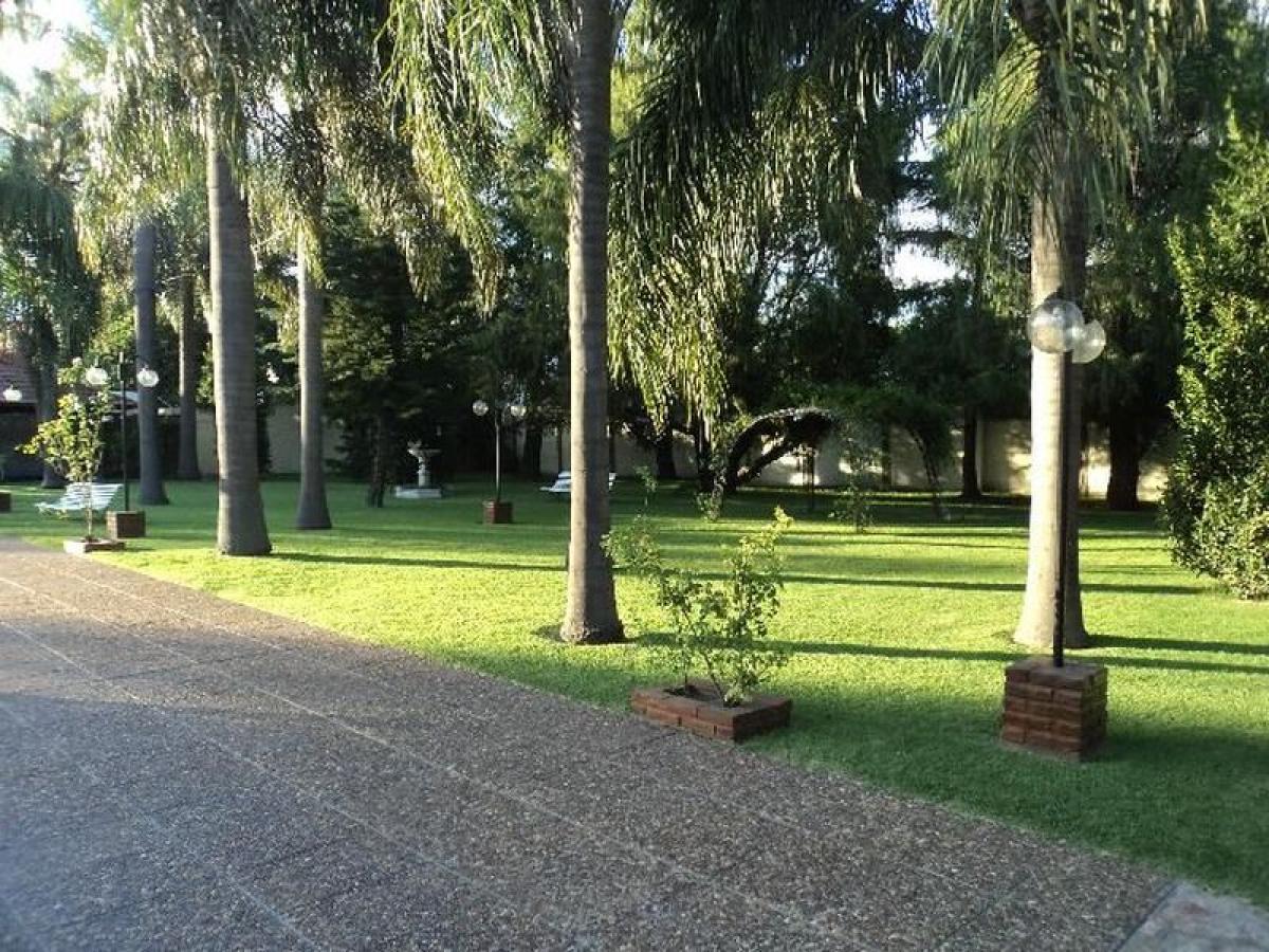 3 bedrooms Commercial property in Ituzaingo, Argentina No. 104364