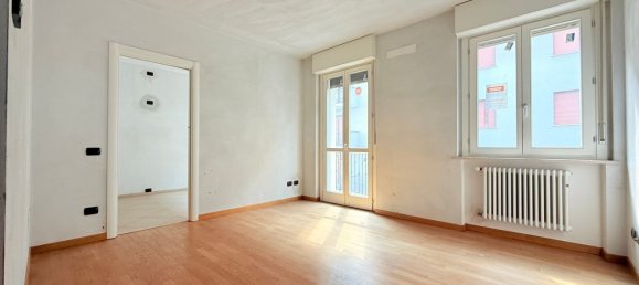 4 rooms Apartment in Tortona, Italy No. 274060 2