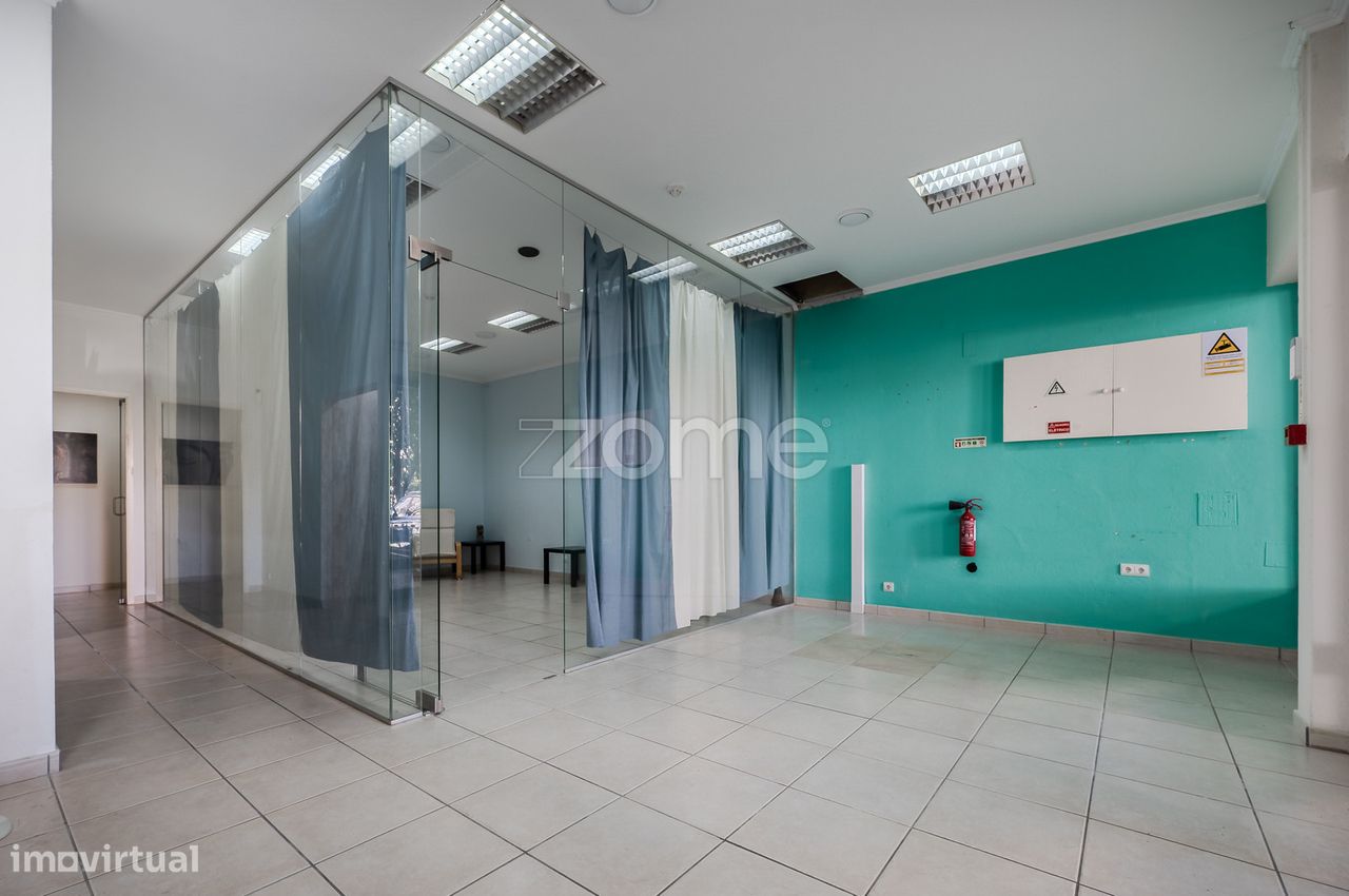 90m² Commercial property in Oeiras, Portugal No. 230917