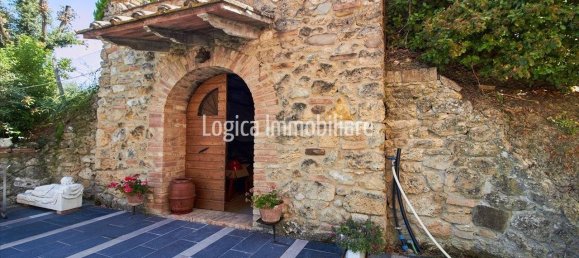 8 bedrooms House in Chiusi, Italy No. 323838 6