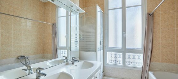 4 bedrooms Apartment in Paris, France No. 162877 10