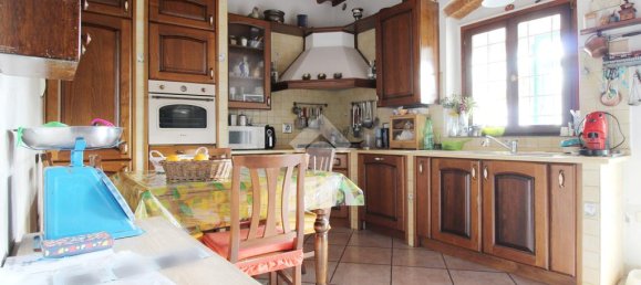 3 bedrooms House in Prato, Italy No. 60422 2