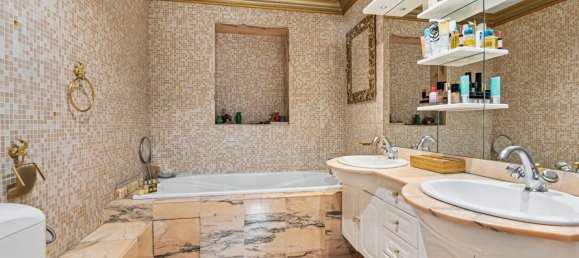 4 bedrooms Apartment in Paris, France No. 113368 11