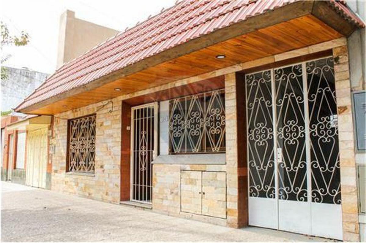 Casa de 3 dormitorios en Lanús, Argentina No. 5738