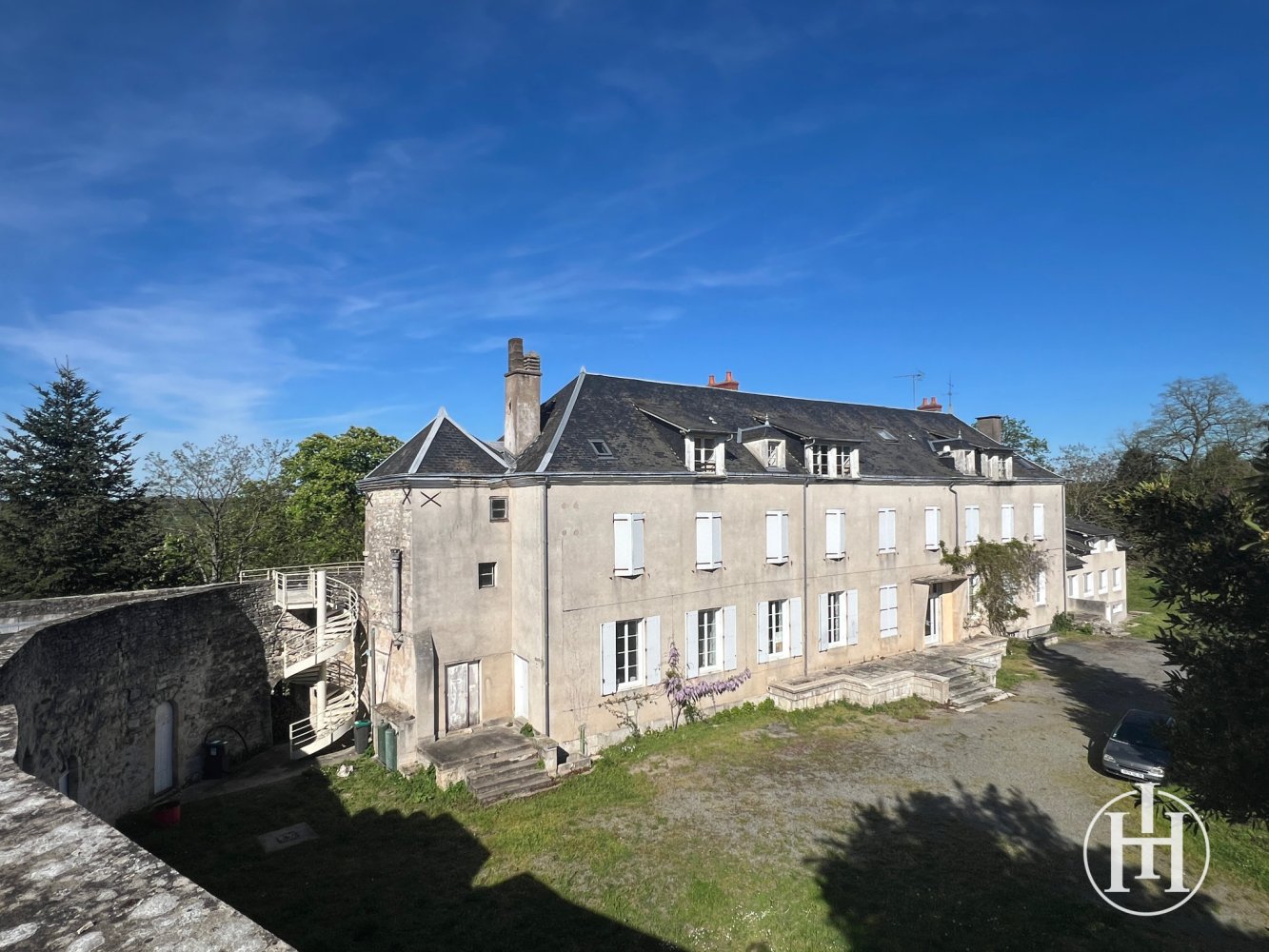 11 bedrooms Castles in Le Chatelet, France No. 82025