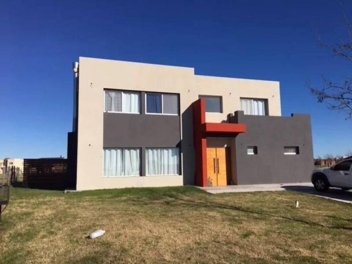 Casa de 3 dormitorios en Escobar, Argentina No. 62456