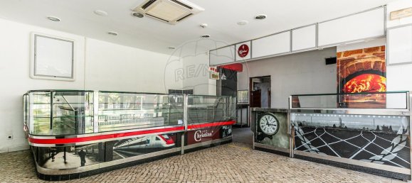 205m² Commercial property in Oeiras, Portugal No. 58653 18