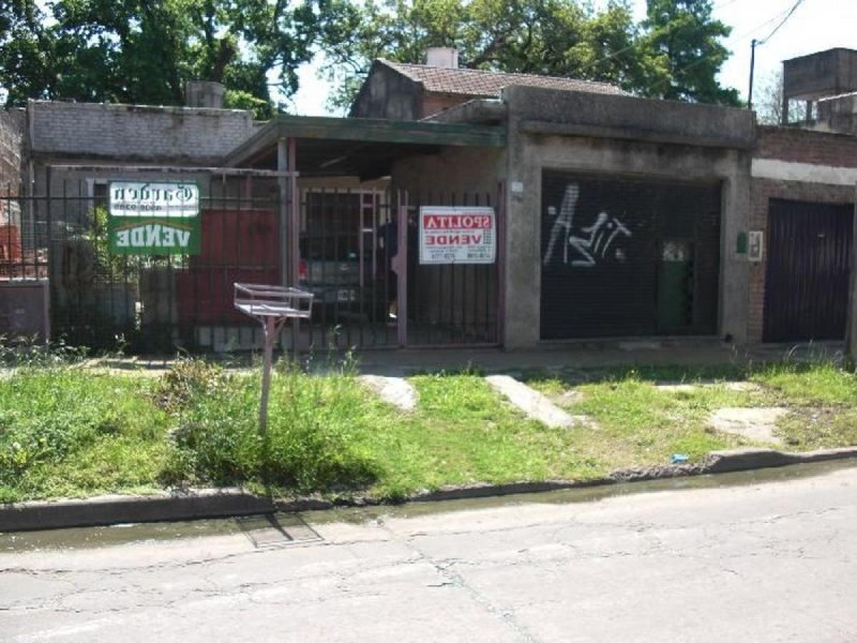Casa de 3 dormitorios en General San Martín, Argentina No. 60486
