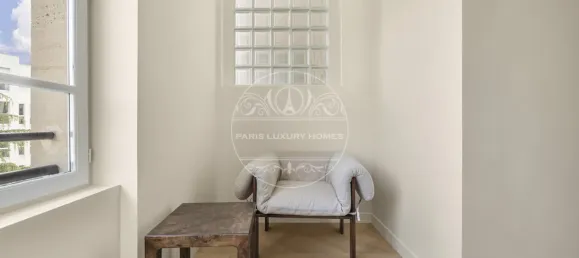 Studio in Paris, France No. 352652 6