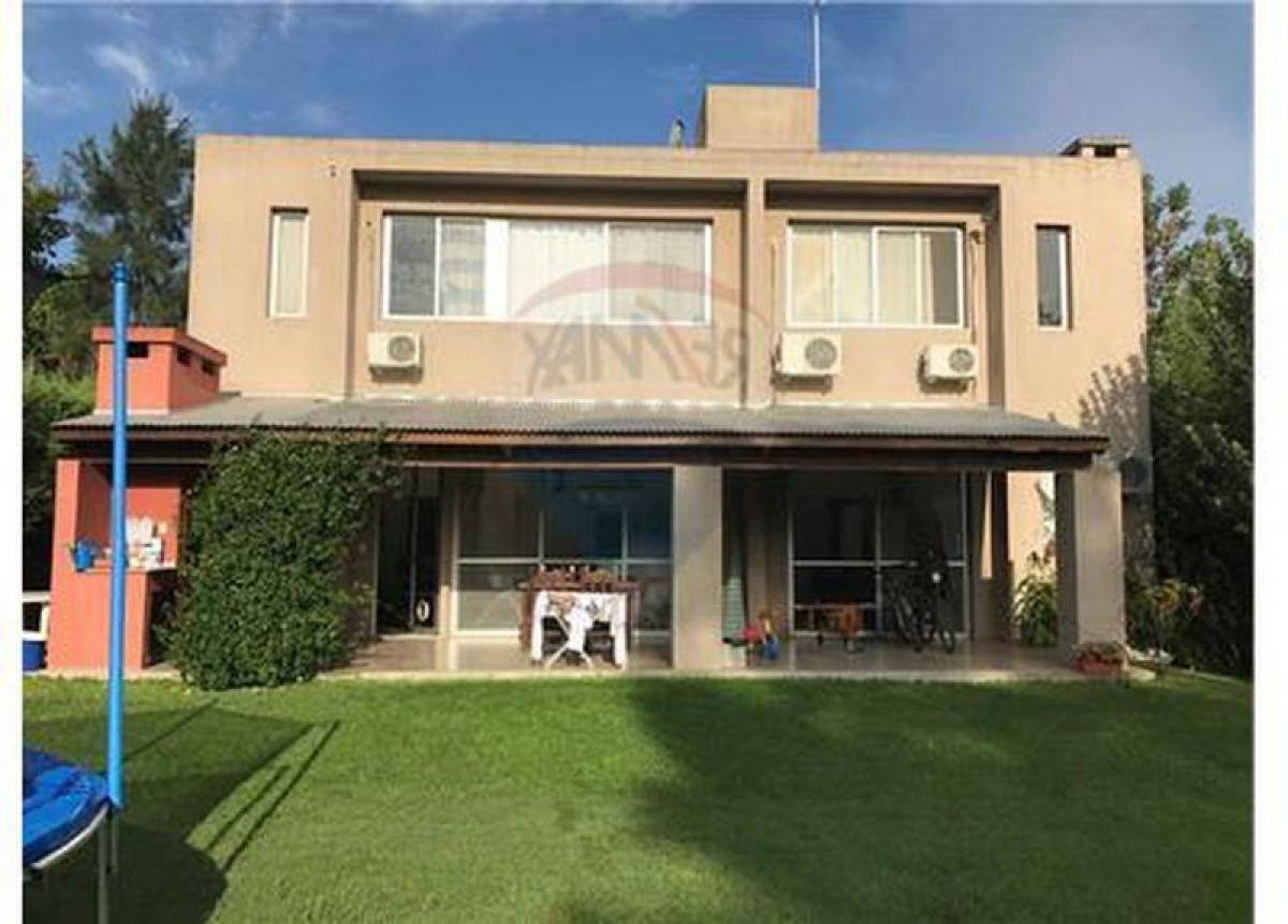 Casa de 3 dormitorios en Pilar, Argentina No. 18759