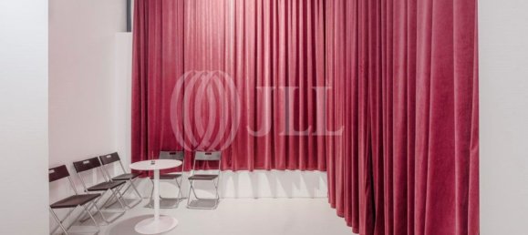 298m² Commercial property in Lisbon, Portugal No. 139214 11