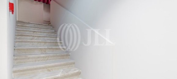 298m² Commercial property in Lisbon, Portugal No. 139214 10