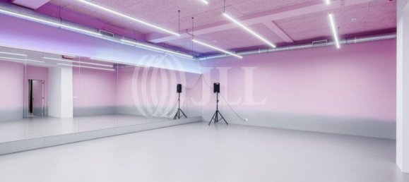 298m² Commercial property in Lisbon, Portugal No. 139214 15