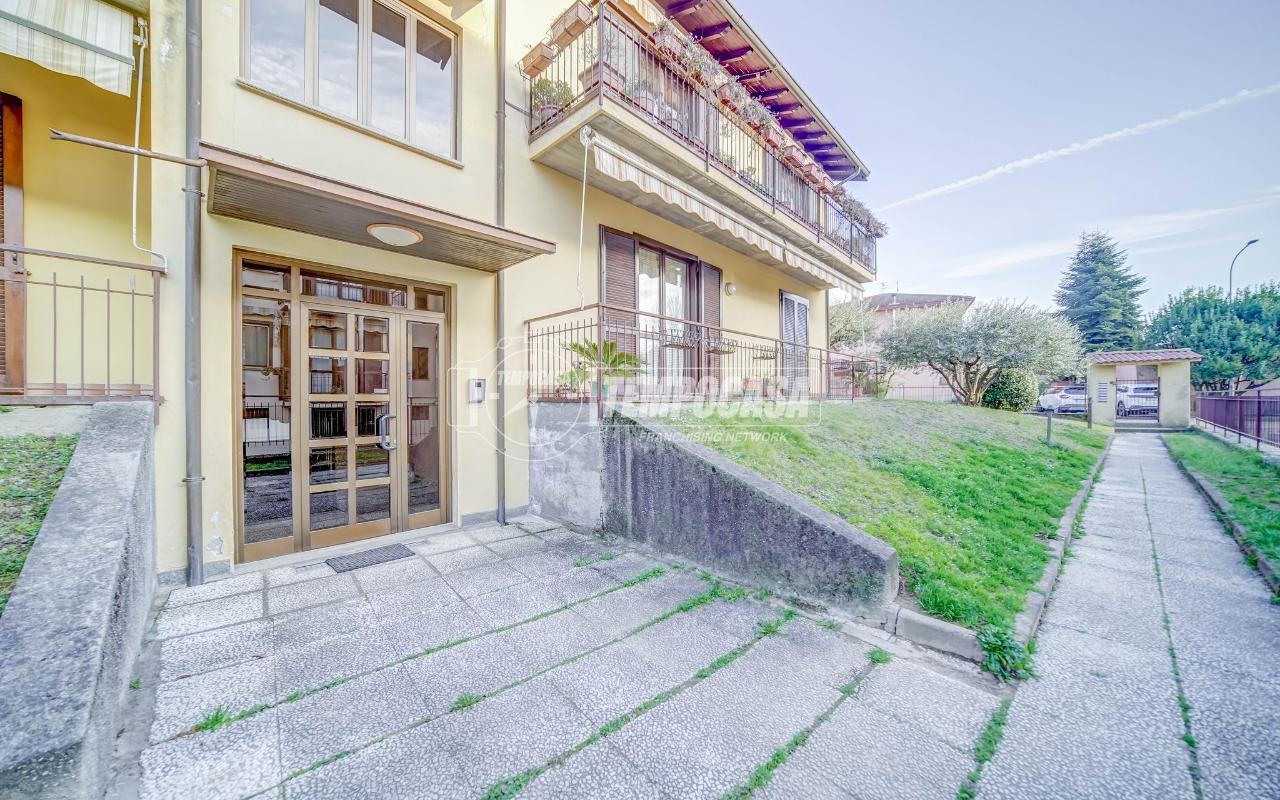 3 rooms Apartment in Buguggiate, Italy No. 41278