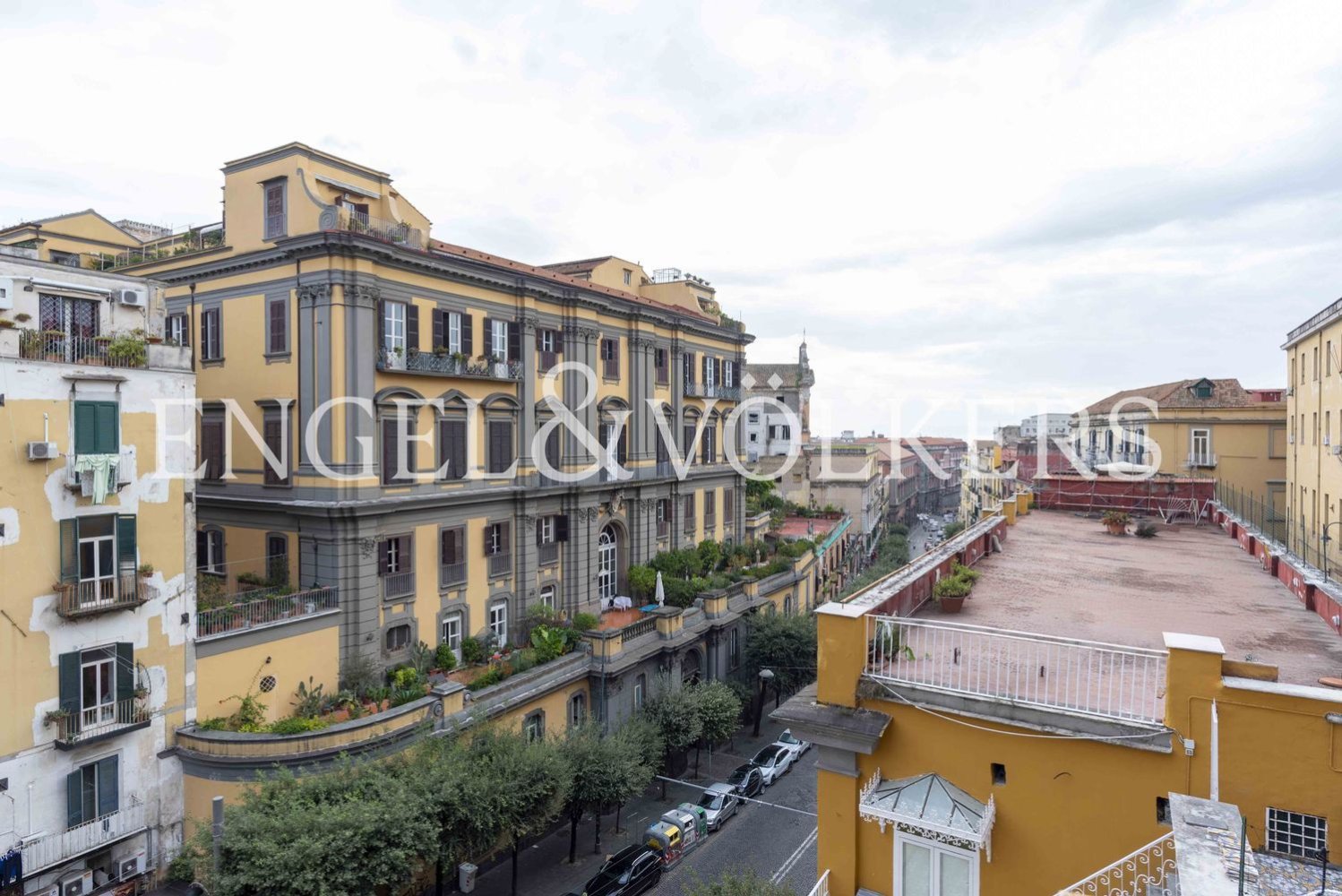 5 rooms Apartment in Naples, Italy No. 127278