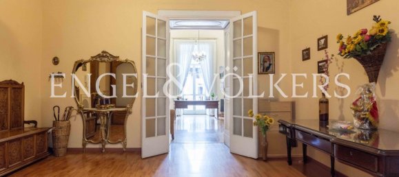5 rooms Apartment in Naples, Italy No. 127278 3