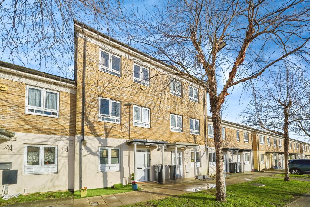 4 bedrooms House in Feltham, United Kingdom No. 10537