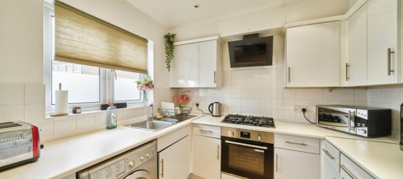 4 bedrooms House in Feltham, United Kingdom No. 10537 4