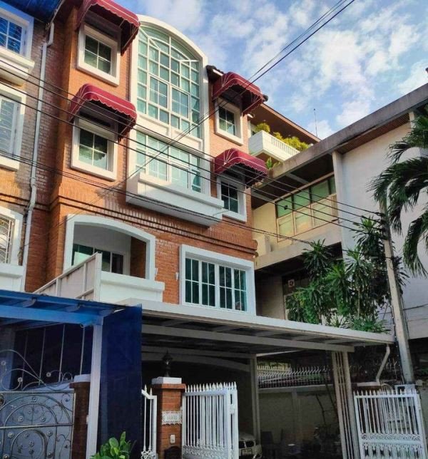 4 bedrooms Bungalow in Bangkok, Thailand No. 6367