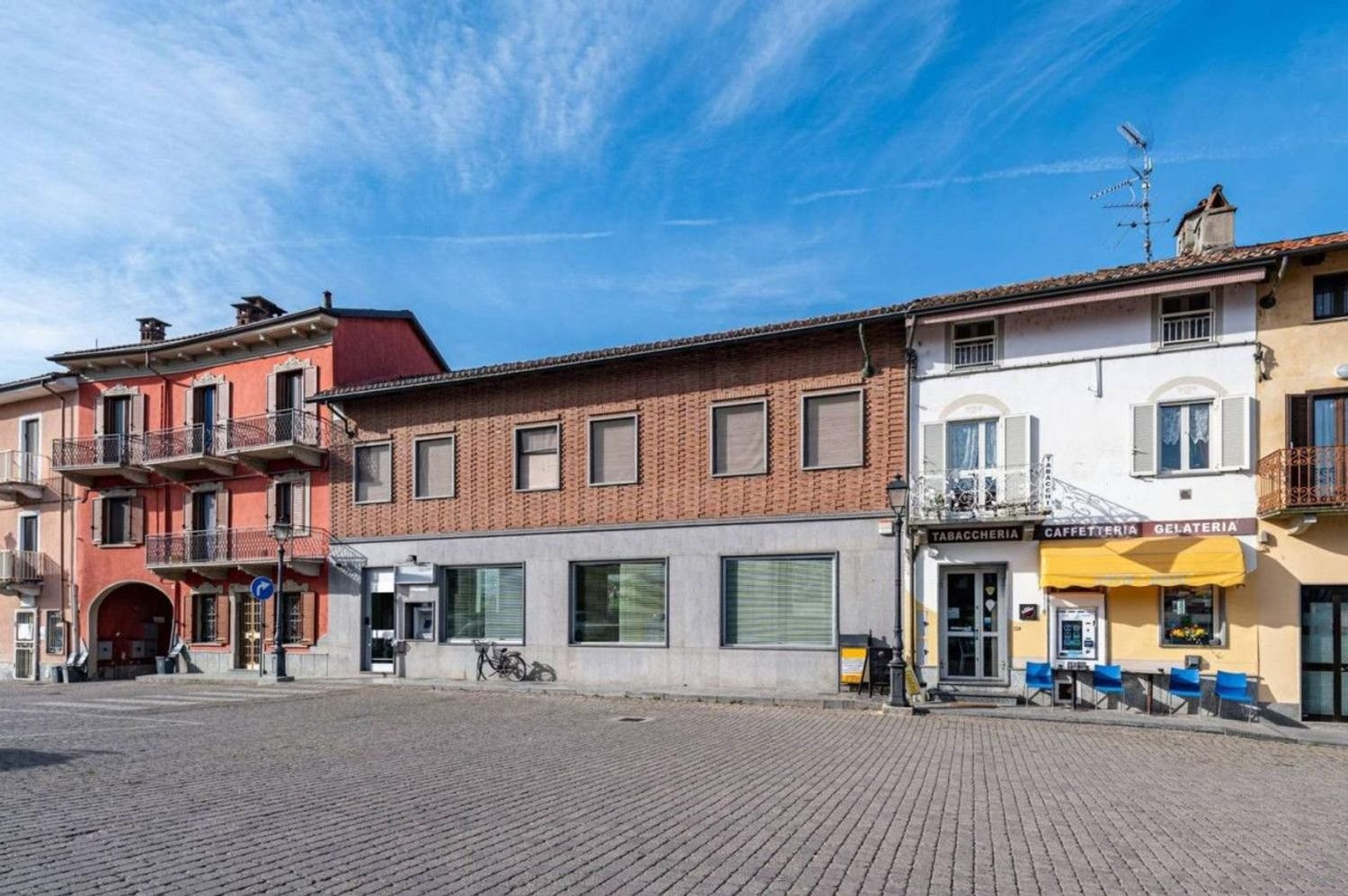 400m² Building in Alice Castello, Italy No. 376355