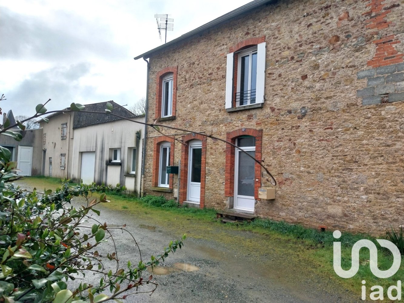  بناية في Sainte-Cecile, France 94متر مربع رقم 111356