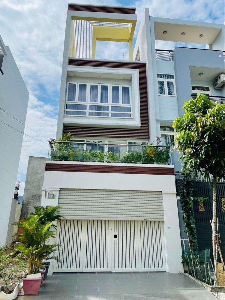 300m² Townhouse in District 7, Vietnam No. 9757