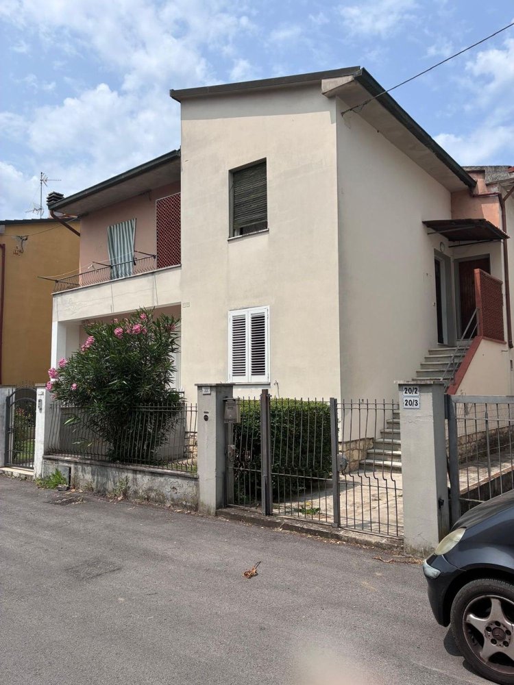 4 rooms House in Montevarchi, Italy No. 279663