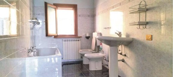 Casa de 4 habitaciónes en Curno, Italy No. 42228 10