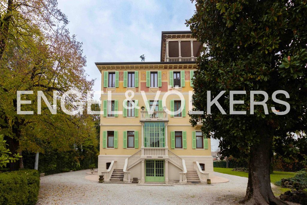 3 bedrooms Apartment in Padua, Italy No. 179360