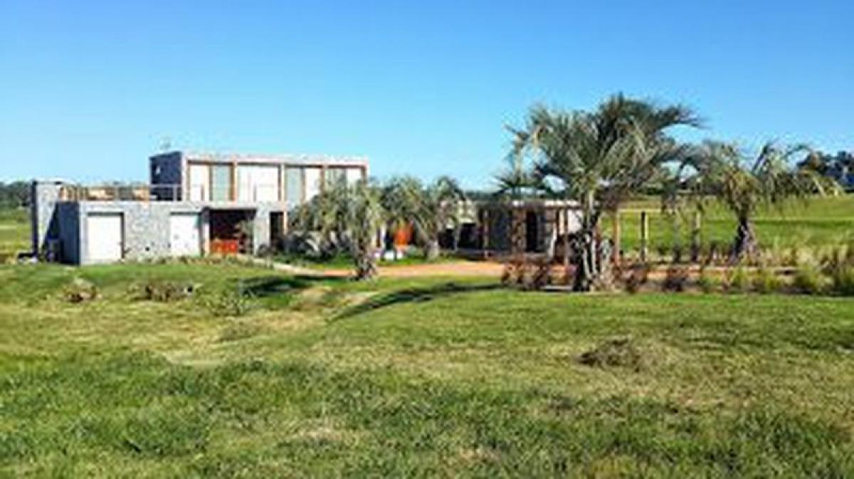 3 bedrooms House in Maldonado, Uruguay No. 451