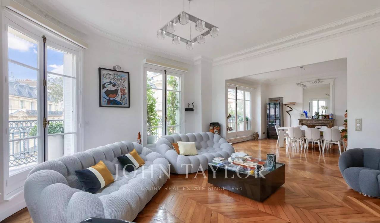 3 bedrooms Apartment in Paris, France No. 127939