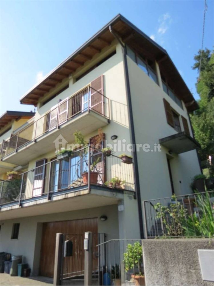 3 bedrooms Villa in Como, Italy No. 291176