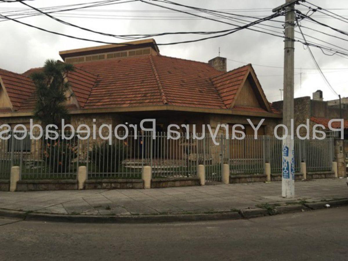 Casa de 3 dormitorios en Tres de Febrero, Argentina No. 58253