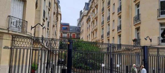 Studio in Paris, France No. 174923 7