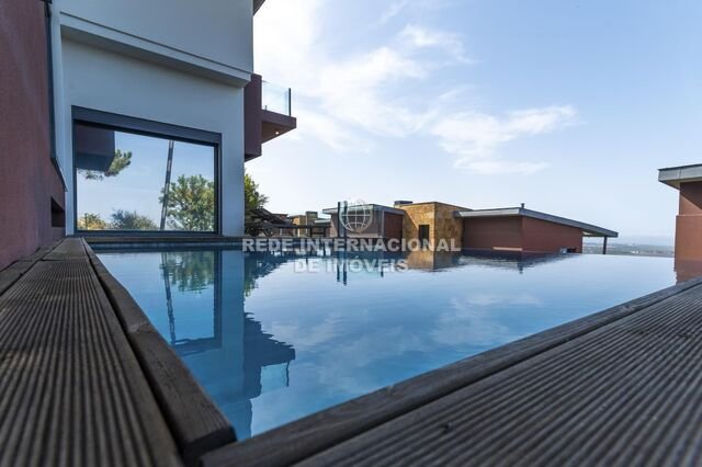 4 bedrooms Villa in Cascais, Portugal No. 237458