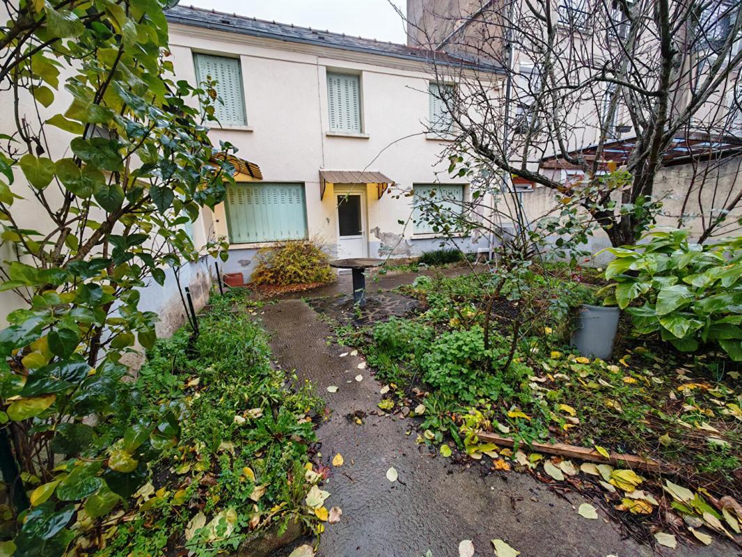 Casa de 2 dormitorios en Chateauroux, France No. 160354