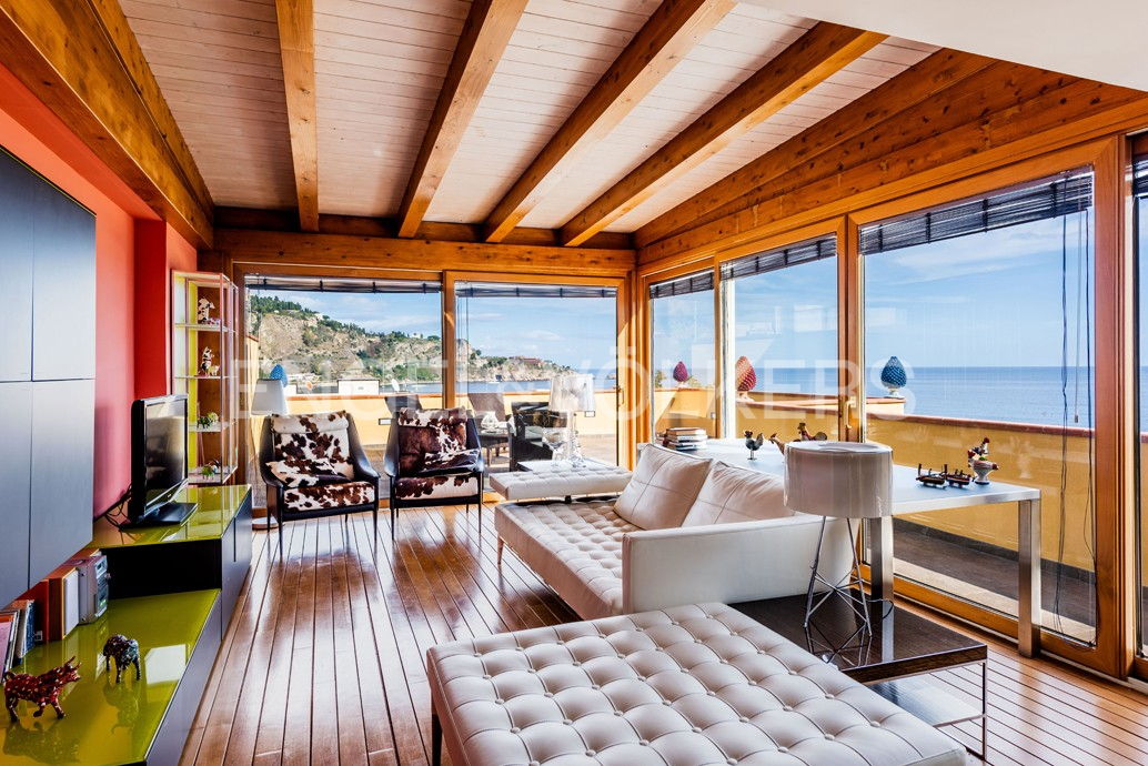 3 غرف نوم بناية في Giardini-Naxos, Italy رقم 129255