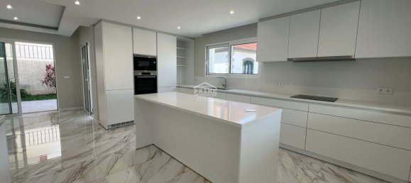 4 bedrooms Villa in Funchal, Portugal No. 128234 7