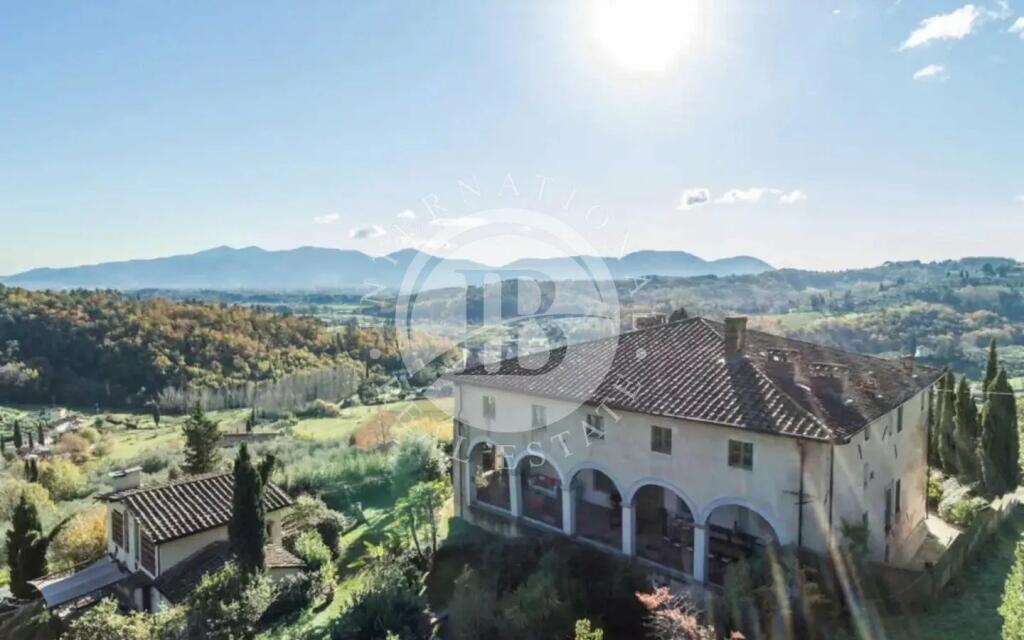 13 bedrooms Villa in Lucca, Italy No. 102372