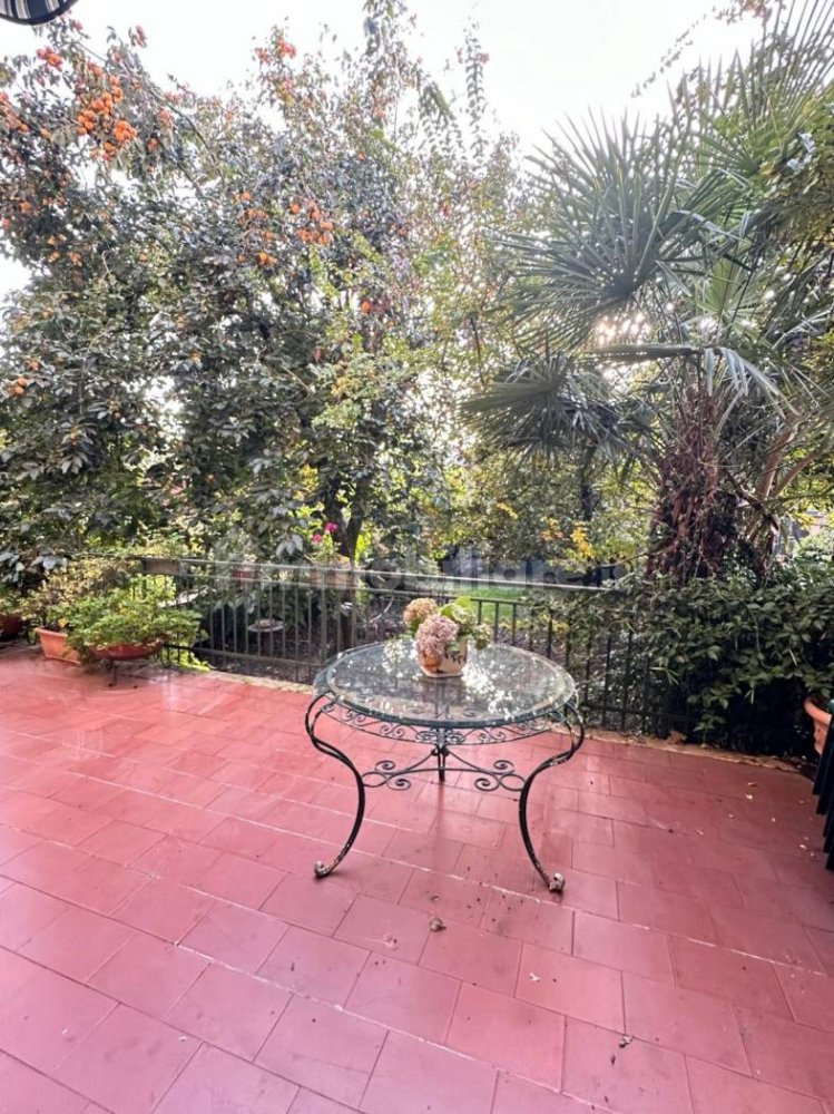 Casa de 6 dormitorios en Gavirate, Italy No. 75415