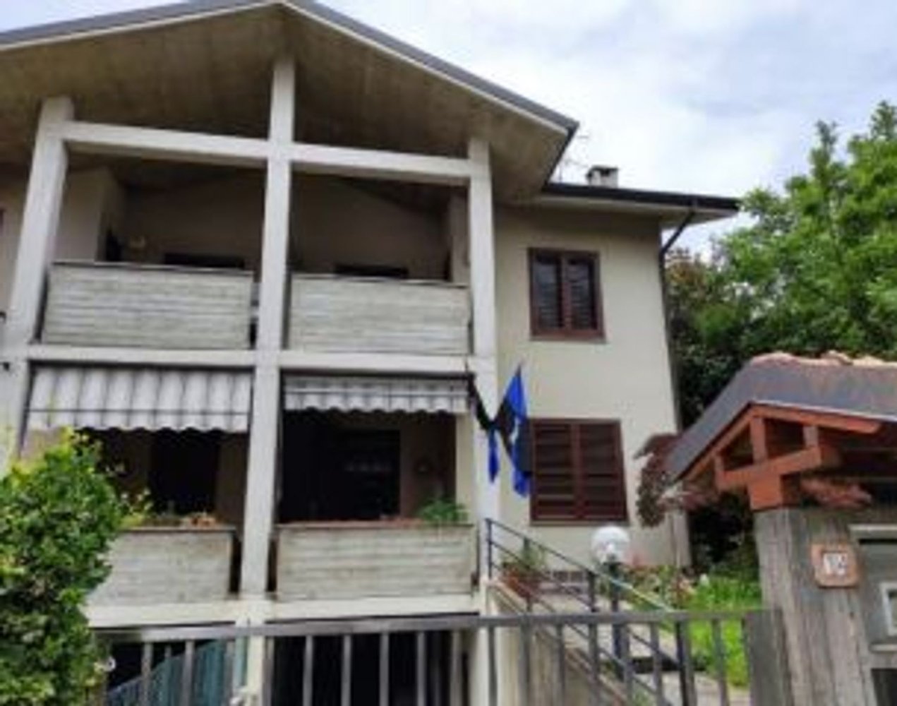 Дом с 4 комнатами в Бернареджо, Италия № 7777