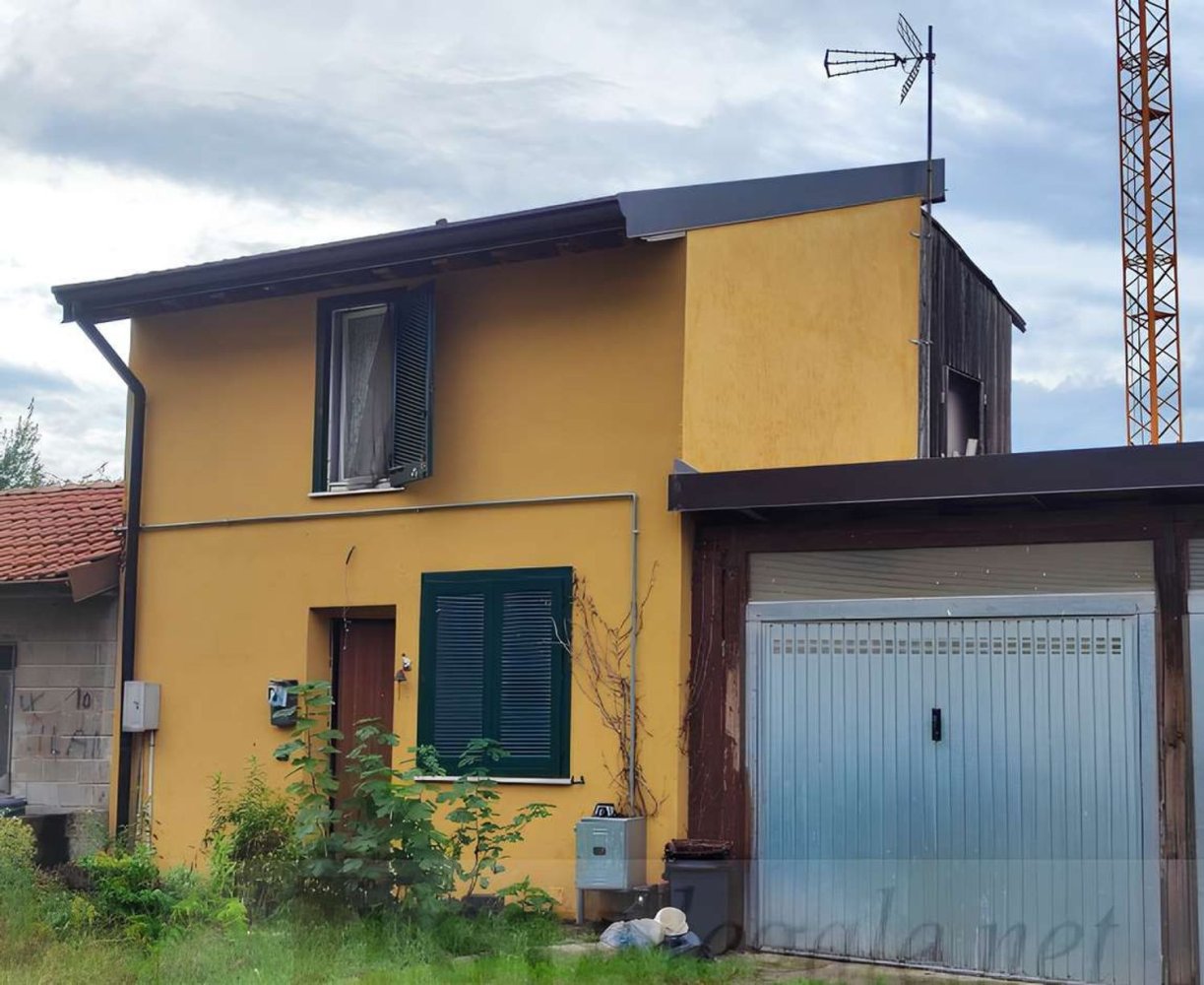 3 rooms Apartment in Fino Mornasco, Italy No. 8380