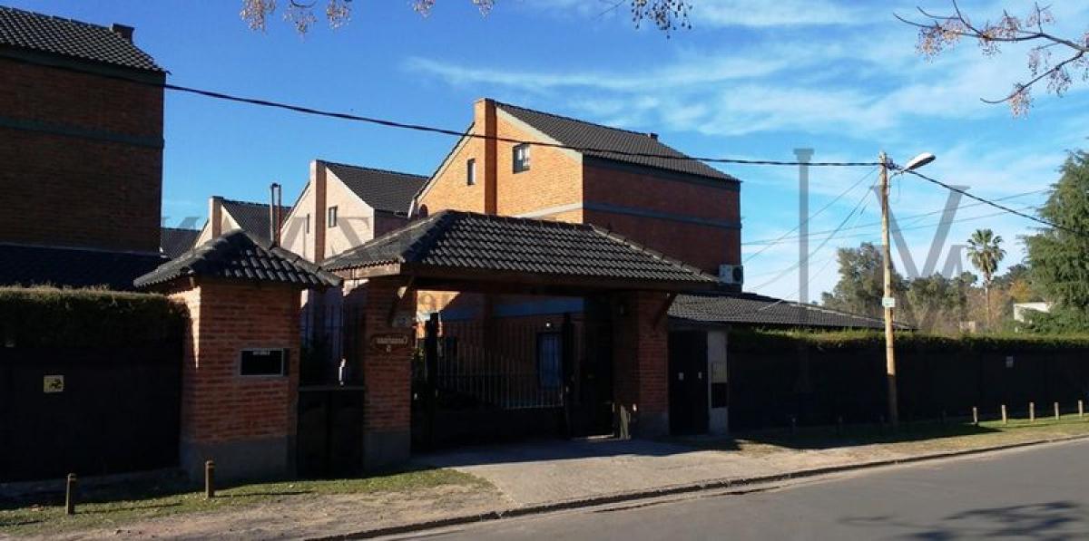 Casa de 3 dormitorios en Ezeiza, Argentina No. 71911