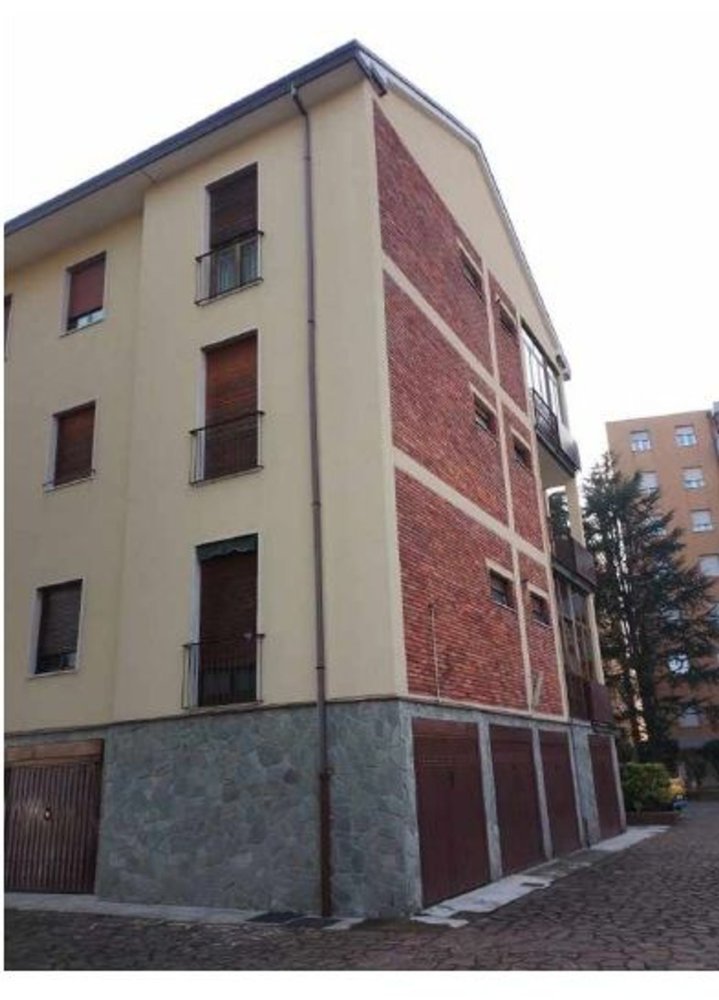 Apartamento de 5 habitaciónes en Monza, Italy No. 4125